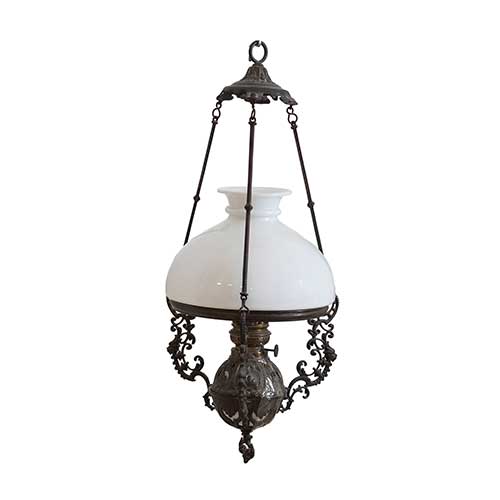 Sub.:39 - Lote: 324 -  Quinqu� de techo en calamina con tulipa en opalina