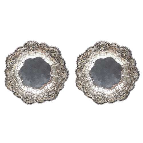 Sub.:39 - Lote: 294 -  Dos bandejas en metal plateado con ala cincelada con sello de la joyer�a Pedro Faci de Zaragoza