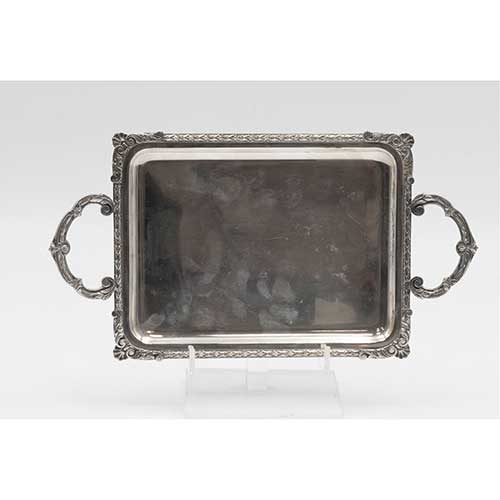 Sub.:39 - Lote: 293 -  Bandeja en metal plateado con ala cincelada