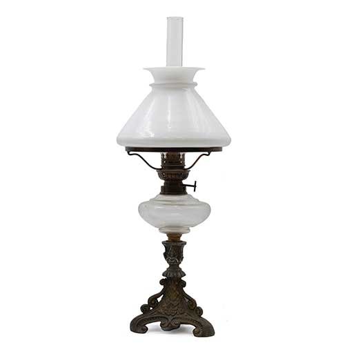 Sub.:39 - Lote: 312 -  Quinqu� con base en calamina y tulipa blanca