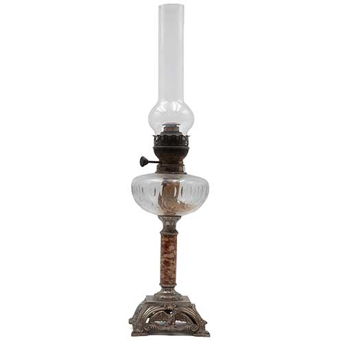 Sub.:39 - Lote: 311 -  Quinqu� con base de calamina y m�rmol, con cristal