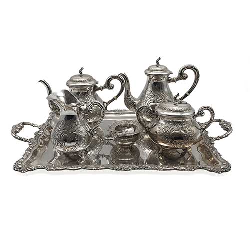 Sub.:39 - Lote: 606 -  Juego de caf en plata de estilo Luis XV compuesto por cafetera, tetera, lechera, azucarero, colador y bandeja con dos asas. Peso 2969 gr