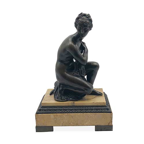 Sub.:39 - Lote: 277 -  Venus de la tortuga en bronce patinado sobre base de marmol.