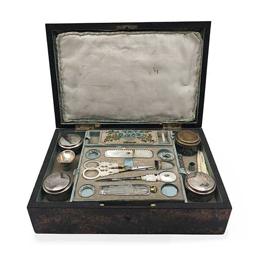 Sub.:39 - Lote: 257 -  Caja de costura en madera de ra�z con utensillos y doble fondo.