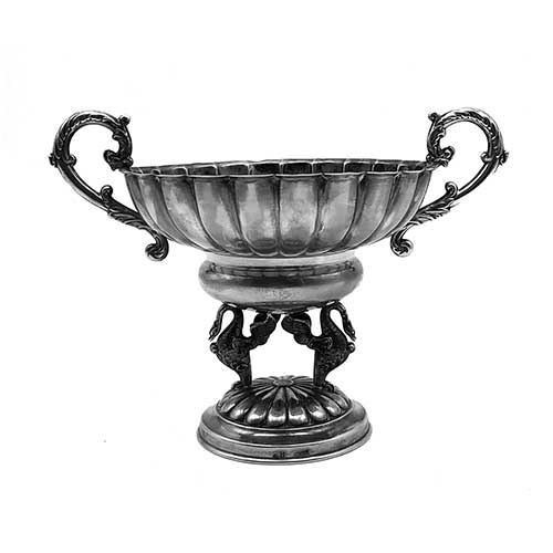 Sub.:39 - Lote: 244 -  Centro en plata con cisnes y dos asas cinceladas. Peso 245 gr