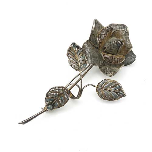 Sub.:39 - Lote: 263 -  Broche con forma de rosa con trabajo de filigrana en plata dorada Peso 16 gr