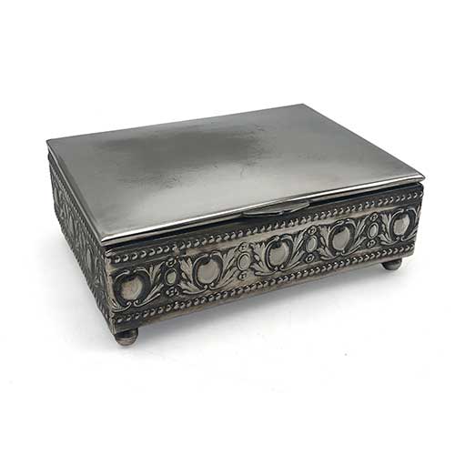 Sub.:39 - Lote: 261 -  Purera en alpaca repujada y madera de cedro.