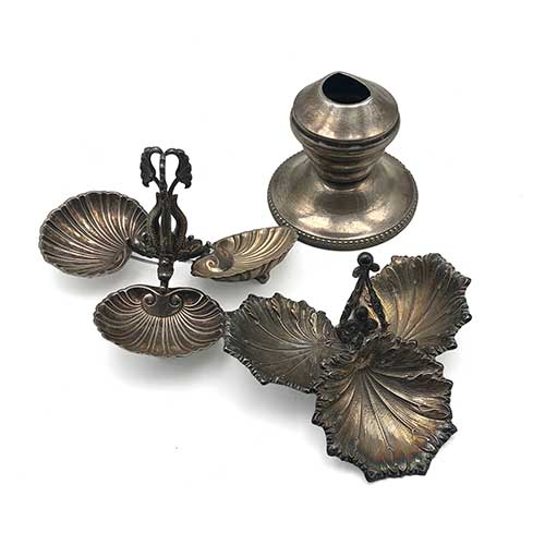 Sub.:39 - Lote: 249 -  Dos entremeseros y una base con roturas en plata