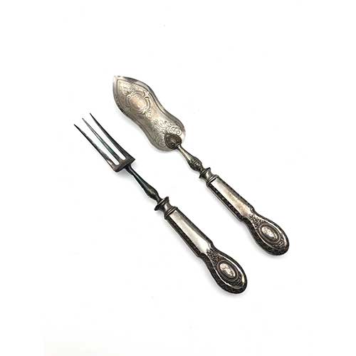 Sub.:39 - Lote: 255 -  Dos cubiertos de servir en metal plateado