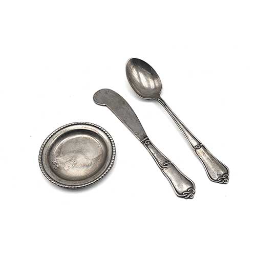 Sub.:39 - Lote: 262 -  Dos miniaturas de cubiertos y platito en plata