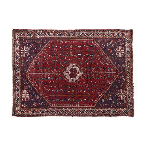 Sub.:4-On - Lote: 101 -  Alfombra caucasica en lana con motivos geom�tricos sobre campo rojo.