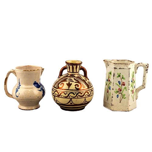 Sub.:4-On - Lote: 314 -  Lote de dos jarritas y un jarr�n, en cer�mica y porcelana de diferentes dise�os. Uno con desperfectos. Rotura en el pico.
