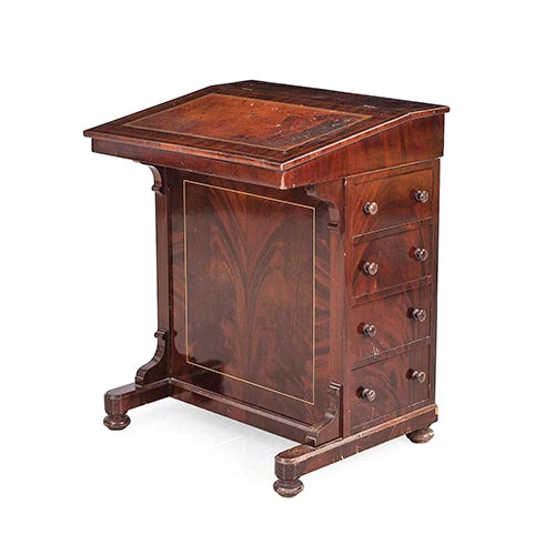 Sub.:4-On - Lote: 72 -  Davenport en madera de caoba con tapete de cuero, dos cajones al interior y cajones en el lateral. Con llave. Alg�n desperfecto.