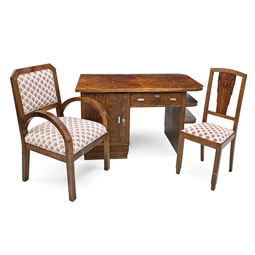 Sub.:4-On - Lote: 16 -  Conjunto de despacho Art Dec� formado por mesa, sill�n y silla del confidente en chapeado de nogal con detalles en madera de ra�z, tablero decorado con plumeado de mariposa y aplicaciones en lat�n. A�os 30. Desperfectos.