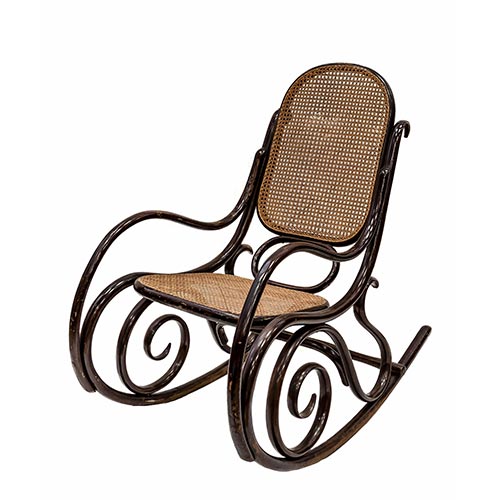 Sub.:4-On - Lote: 54 -  Mecedora thonet con asiento y respaldo de rejilla. Roto en el respaldo.