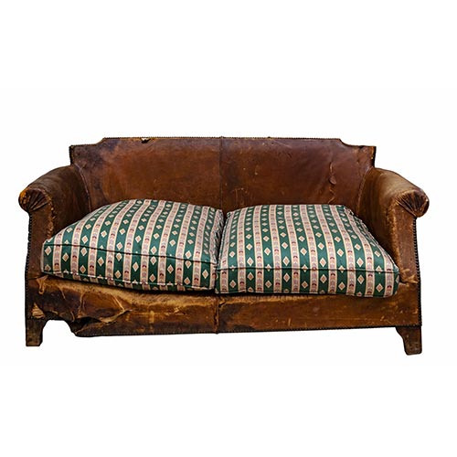 Sub.:4-On - Lote: 47 -  Sof� de cuero marr�n. Desperfectos.