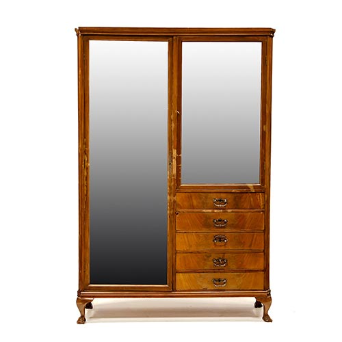 Sub.:4-On - Lote: 61 -  Vitrina en madera con puertas de cristal, 5 cajones y patas de garra. Faltan baldas.