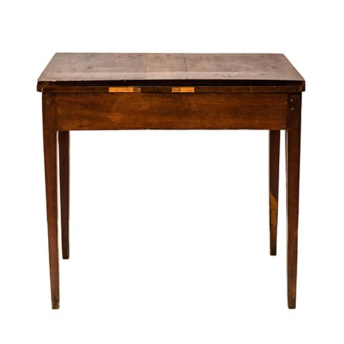 Sub.:4-On - Lote: 67 -  Mesa de juego realizada en madera.