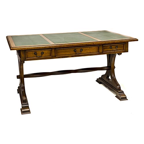 Sub.:4-On - Lote: 4 -  Mesa de despacho con tres cajones en cintura y tapa de cuero.