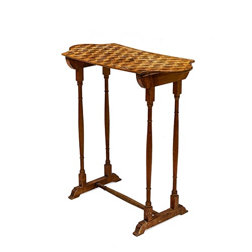 Sub.:4-On - Lote: 49 -  Mesita taracea con peque�a falta.