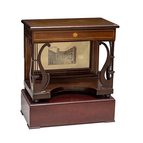 Sub.:4-On - Lote: 28 -  Mesa auxiliar en madera, con marqueter�a de limoncillo en cintura y patas de lira esquinada.