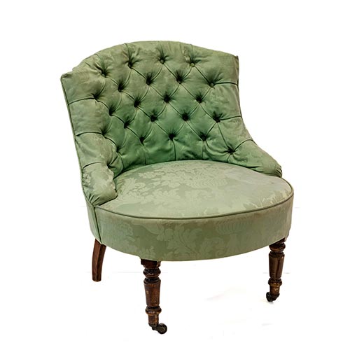 Sub.:4-On - Lote: 35 -  Descalzadora con patas de madera torneadas y tapicer�a verde capiton�.