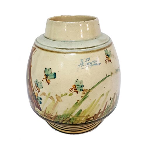 Sub.:4-On - Lote: 304 -  Orza en cer�mica esmaltada firmada A. Peyr�. Decoraci�n zoomorfa pol�croma, con escena de abejas sobre fondo blanco. Con piquetes.