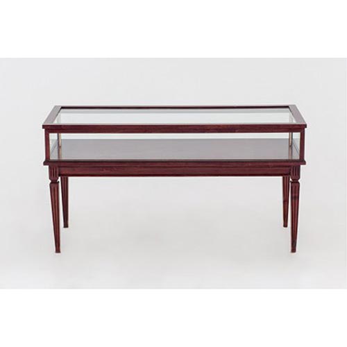 Sub.:4-On - Lote: 32 -  Mesa vitrina de madera barnizada en tono caoba. Sobre patas acanaladas de est�pite.