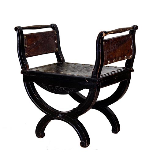 Sub.:4-On - Lote: 19 -  Banqueta en madera ebonizada y cuero repujado. Con un brazo roto.