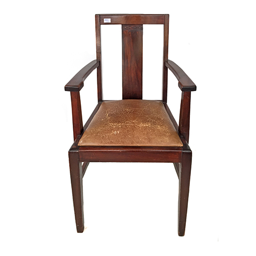 Sub.:4-On - Lote: 51 -  Silla con respaldo de pala recta con greca cl�sica.