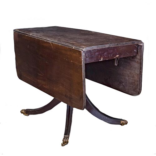 Sub.:4-On - Lote: 55 -  Mesa de alas de estilo ingl�s en madera patinada. Sobre ruedas. Desperfectos.