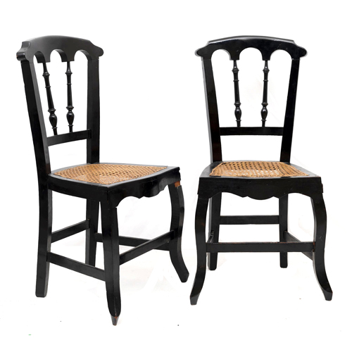 Sub.:4-On - Lote: 83 -  Pareja de sillas negras con asiento de rejilla.