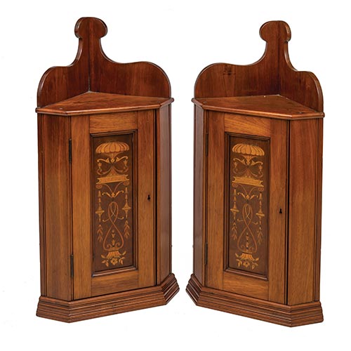 Sub.:4-On - Lote: 95 -  Dos rinconeras inglesas �poca Eduardo VII, de colgar con puerta, realizadas en roble y decoraci�n de marqueter�a.