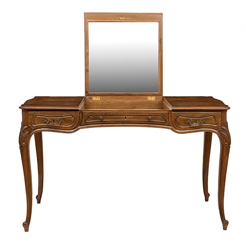 Sub.:4-On - Lote: 98 -  Tocador estilo Luis XV de dormitorio simulando mesa de despacho con tres cajones.