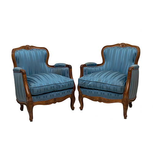 Sub.:4-On - Lote: 99 -  Par de b�rgeres estilo Luis XV en madera natural y tapicer�a azul en buen estado.