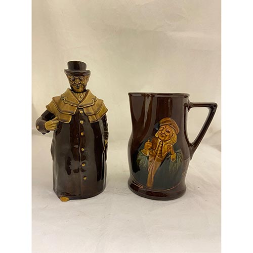 Sub.:4-On - Lote: 340 -  Jarra y botella realizados en cer�mica vidriada inglesa Royal Doulton. Con relieve de personajes. Faltas.