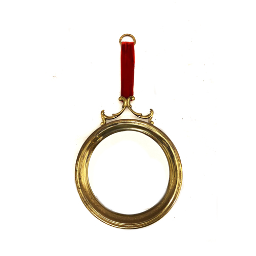 Sub.:4-On - Lote: 126 -  Espejo redondo de colgar, realizado en laton.