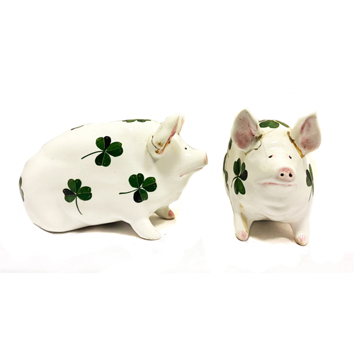 Sub.:4-On - Lote: 345 -  Dos cerditos realizados en cer�mica vidriada inglesa con tr�boles. Consolidados.