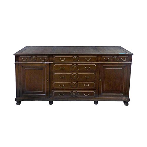 Sub.:4-On - Lote: 64 -  Aparador en madera patinada, con cajonera central, dos puertas laterales y tres cajones en cintura. Sin tapa.