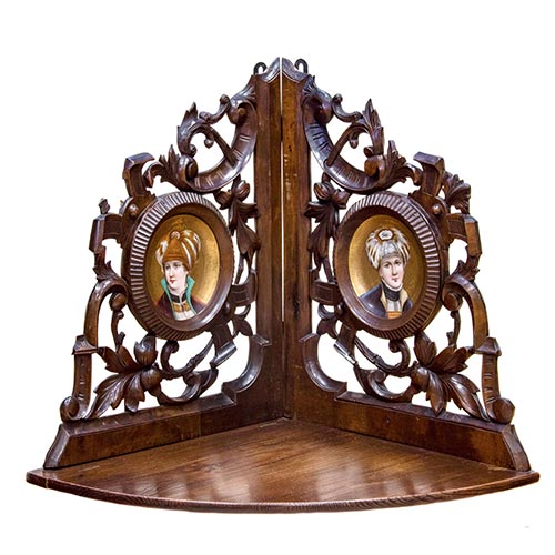 Sub.:4-On - Lote: 44 -  Estante esquinero en madera tallada y calada con tondos en porcelana pintada. Trabajo austriaco. S. XIX.