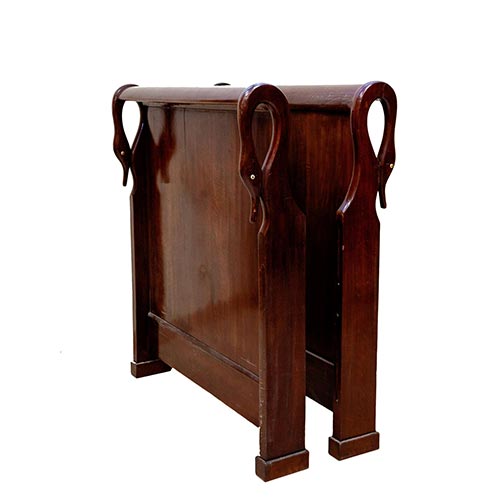 Sub.:4-On - Lote: 11 -  Cabecero en madera de nogal con cabezas de cisne talladas.