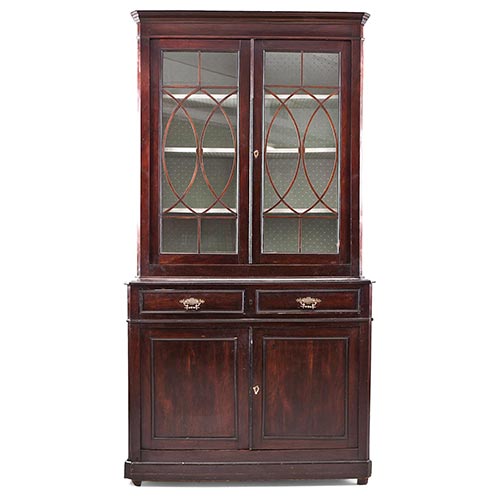 Sub.:4-On - Lote: 15 -  Vitrina modelo ingl�s en madera patinada. Parte superior acristalada con baldas al interior. Desperfectos