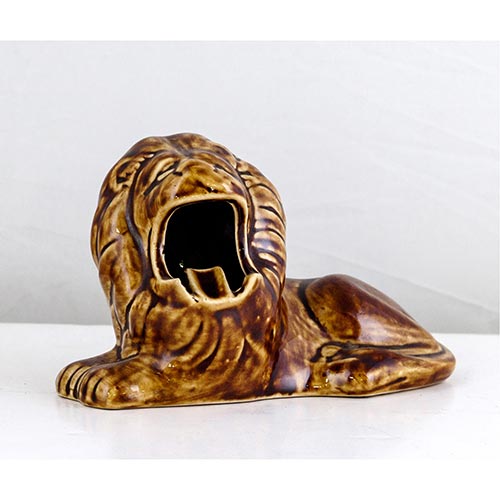 Sub.:4-On - Lote: 332 -  Cenicero en cer�mica esmaltada en forma de le�n.