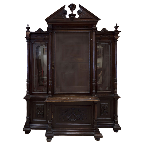 Sub.:4 - Lote: 1432 -  Biblioteca alfonsina en madera de nogal tallada. Con vitrina.