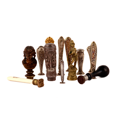 Sub.:4 - Lote: 1317 -  13 sellos de Lacre en diversos materiales. bronce, plata y marfil.