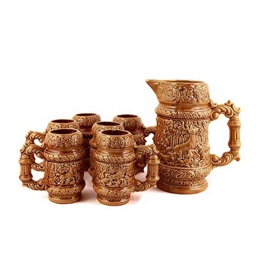 Sub.:4 - Lote: 1404 -  6 jarras en cer�mica con relieve escenas de cacer�a