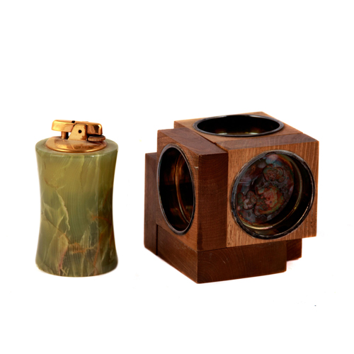 Sub.:4 - Lote: 1301 -  Lote formado de mechero en piedra dura y conjunto de ceniceros desmontables