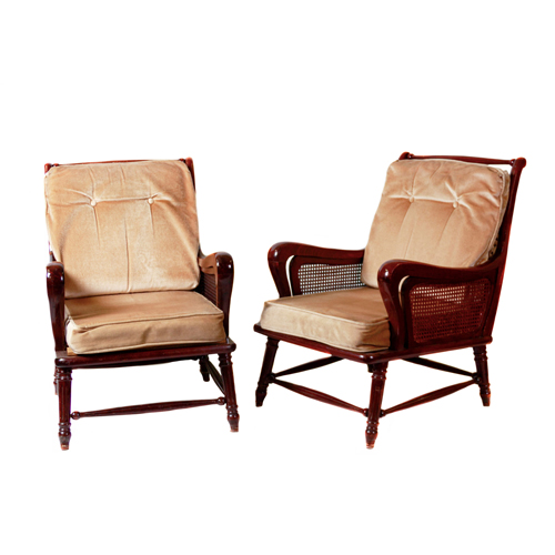 Sub.:4 - Lote: 1282 -  Dos butacas con tapicer�a de terciopelo marr�n.