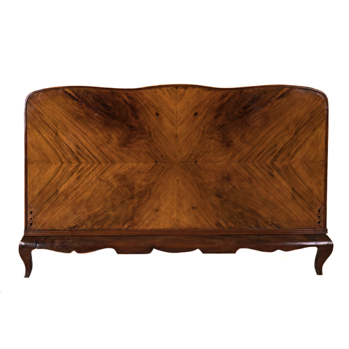 Sub.:4 - Lote: 1372 -  Cabecero y dos mesillas, en madera de nogal. Con algunos desperfectos y faltas (una pata).