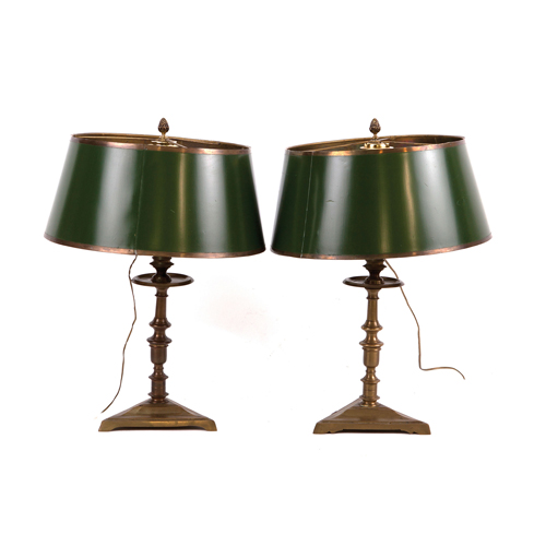 Sub.:4 - Lote: 1310 -  Pareja de l�mparas de mesa. De base triangular, siguiendo modelos de candeleros espa�oles del siglo XVII, en bronce.